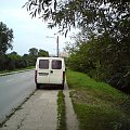 Piękny pokaz parkowania. Ulica Legionów w TM 02.08.2010 Ledwo wózkiem z dzieckiem przejechałem, a rodzinka z busa wesoło bawiła się nad rzeką.. #PiratDrogowy #ŁamaniePrzepisów #TomaszówMazowiecki