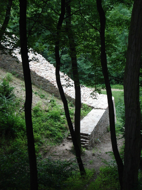 Bobrza (świętokrzyskie), ruiny dawnej huty żelaza, mur oporowy