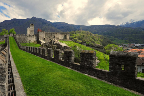 Zamek w Bellinzonie (Szwajcaria).