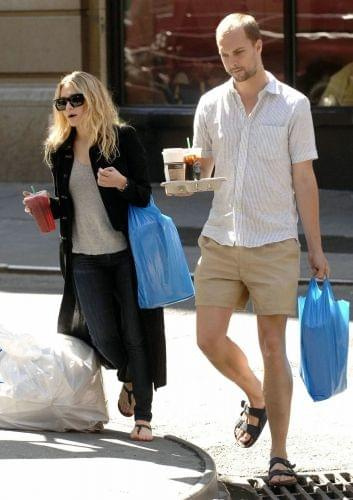 Ashley getting drinks at Starbucks in NYC-paparazzi sierpień 2008