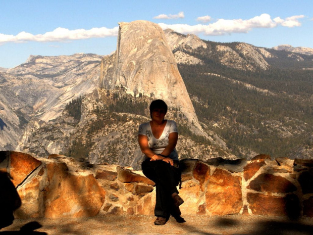 gory Sierra Nevada-na zboczach tych gor znajduje sie park Yosemite-w ktorym rosna potezne drzewa Sekwoje--srodkowa Kalifornia