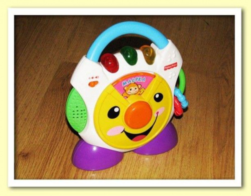 Grający Uczący CD Cena 50zł
Zabawka kształtem przypomina odtwarzacz CD. Gdy dziecko na obrotowej tarczy w kształcie płyty wybierze zwierzątko, może usłyszeć jego odgłos lub poświęconą mu piosenkę rymowankę. Dzięki temu szybko uczy się kojarzyć zwierząt...
