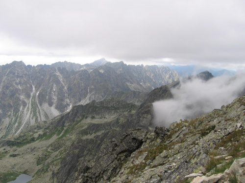 Od lewej: Grań Baszt, za nią masyw Soliska, po srodku na trzecim planie Krywań, dale w prawo Chruby Wierch i Mury Chrubego, a całkiem po prawej Koprowy i Mięgusze w mgle #Góry #Tatry