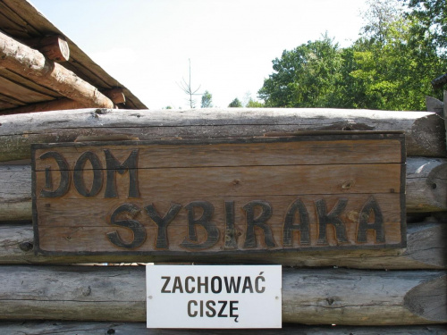 Ku pamięci pomordowanych na syberii #Szymbark #OdwróconyDomek #NajdłuższaDeska
