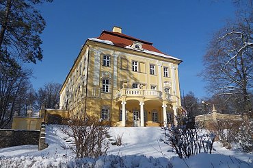 Nie mogę obojętnie przejechać obok tego pałacu, mam wrażenie,że staje się coraz piękniejszy :) #Biedrzychowice #szkoła #zima