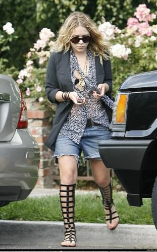 MK leaving a friends house in Hollywood-paprazzi lipiec 2008