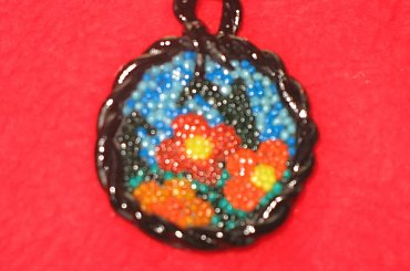 Wisiorek - kwiaty wykonane techniką mozaikową z otoczką imitującą skręcony sznurek #biżuteria #wisiorek #naszyjnik #modelina #MasaTermoutwardzalna