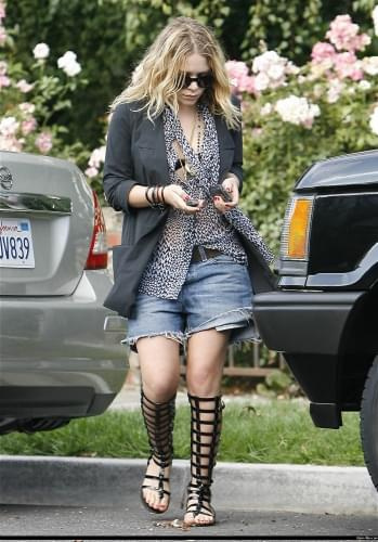 MK leaving a friends house in Hollywood-paprazzi lipiec 2008