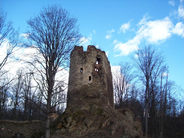 Zamek w Świeciu,zamek na bazaltowym wzgórzu powyżej wsi Świecie powstał prawdopodobnie w XIV w. wybudowany przez księcia świdnicko-jaworskiego Bernarda jako zamek chroniący szlak z Łużyc do Lubania i Jeleniej Góry. Był jedną z warowni tzw. Okręgu Kwisy...