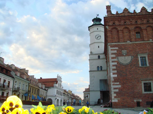 Rynek w Sandomierzu #Sandomierz #Polska #Rynek #kamienice #Ratusz #renesansans #kotwica #studnia