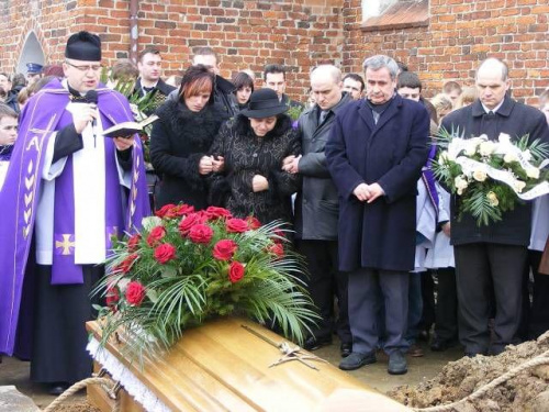 Sołtys Stanisław Delewski zmarł 20.2.2009 r. w wieku 61 lat, na sołtysa wsi Dąbrówka zostal wybrany w 2002 roku.