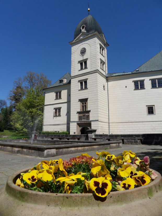 Zamek Hruby Rohozec w Czeskim Raju w wiosennej tonacji #Czechy #CzeskiRaj #HrubyRohozec #Turnov