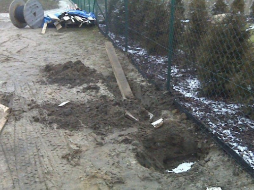 Marzec - 2009 - pożegnanie z "szopką" - pozostałości po zdolnym kierowcy lawety - dobrze, że w pobliżu była koparko-ładowarka ... #Kornelia