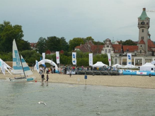 Sopot - molo - widok na plażę i latarnię morską