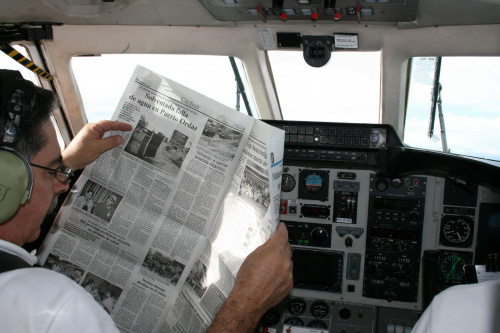 Pilot Cessny studiuje lokalną prasę.