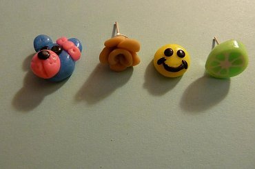 Tak o do jednej dziurki :] Misio, różyczka, buźka oraz limonka :] #bransoletki #charmsy #kolczyki #modelina #rękodzieła #sztyfty