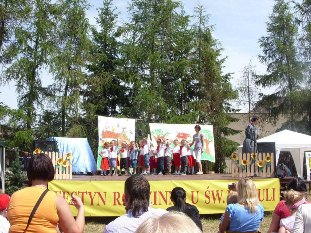 Foto: M. i H. Kaczmarek - Sokolniki Wielkie 2011; festyn rodzinny o nazwie -U św. Urszuli ;;; występ przedszkolaków.