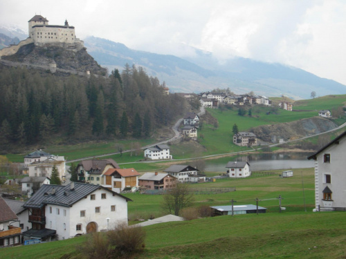 Zamek i dolina Tarasp