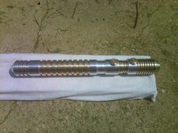 Świetlny miecz wykony został z aluminium i Mosiądzu długość całkowita miecza to 265 mm.